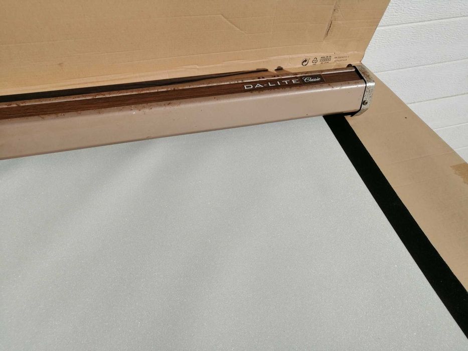 Tela projeção para fixar na parede ou teto.