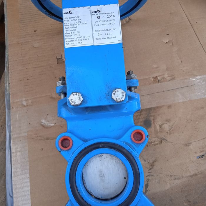 Zawór kolanowy dn 100 i zasuwy nożowe