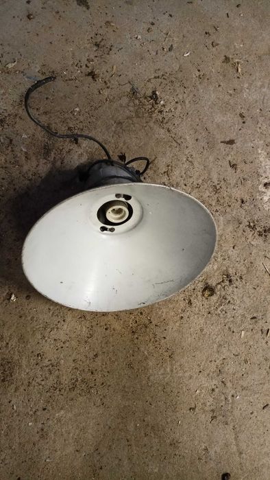 Zabytkowa lampa przemysłowa