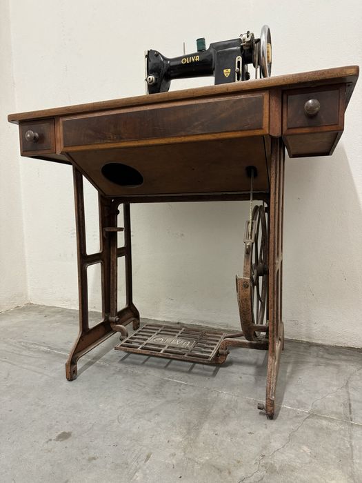 Máquina de costura modelo CL-45 da marca OLIVA com móvel