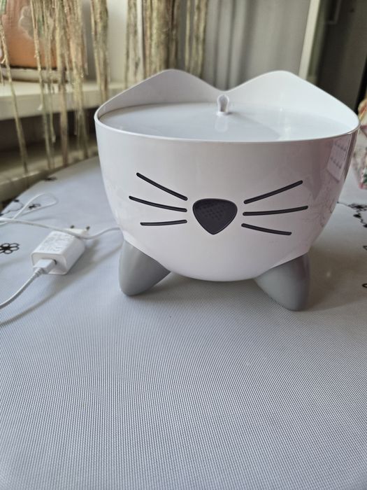 Поїлка-фонтан для котів Catit Pixi пластик біла 2,5 л  з підсвіткою
