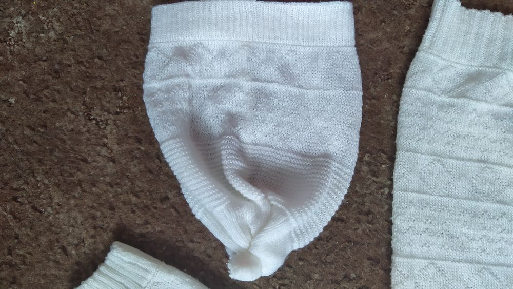 biały sweterek,sweter niemowlęcy,spodnie,czapeczka,rękawiczki,r.74-80