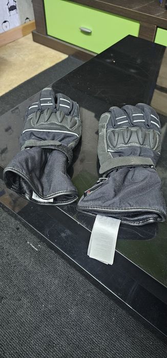 Capacete e luvas e botas de Moto