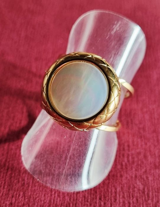 Anel dourado, em aço, com madrepérola redonda. Ajustável