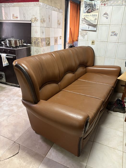 Sofa em couro 2 de 1 lugar e 1 de  3 lugares
