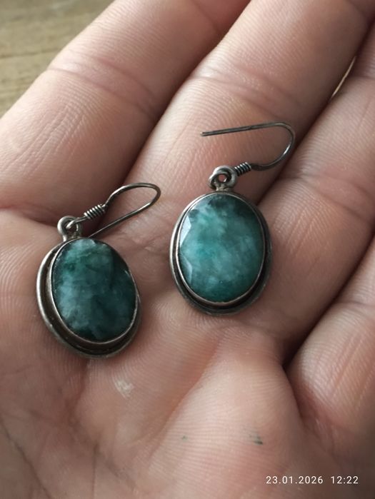 Duże srebrne kolczyki ze szmaragdowym oczkiem . Vintage