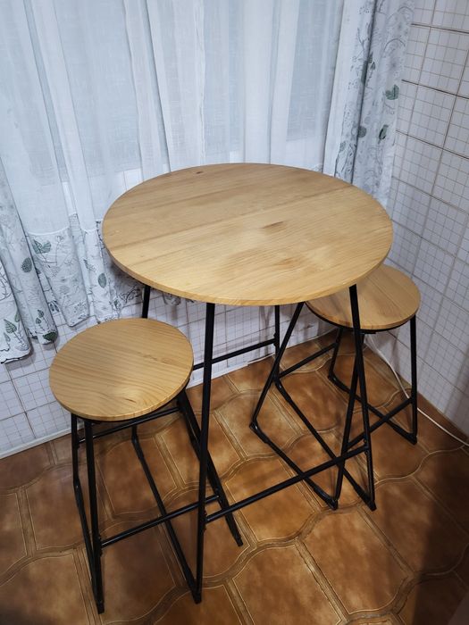 Mesa alta com 2 bancos