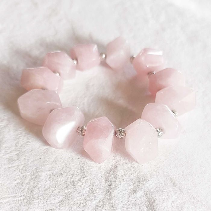 Bransoletka kamienie naturalne: kwarc różowy. Obwód 16,5 cm.