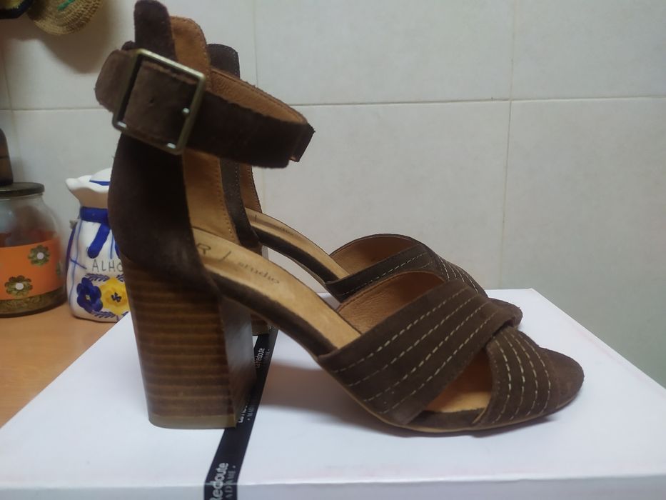 Sandálias castanhas em camurça 36