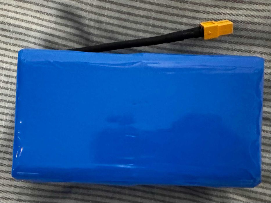 bateria de iões de lítio da marca Kedanone.
