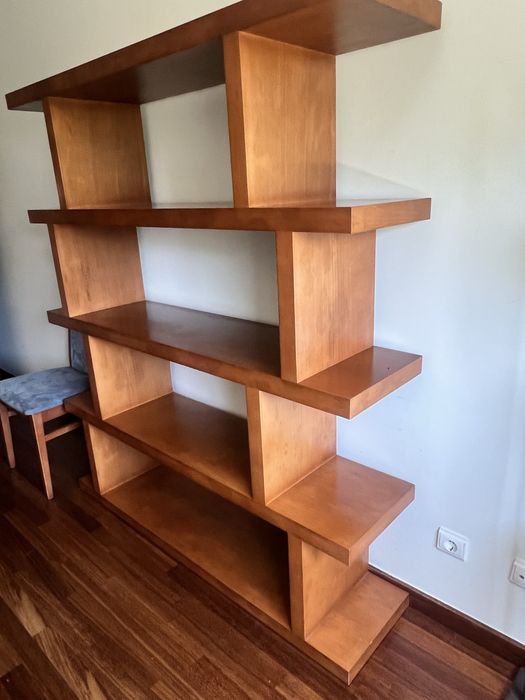 Estante com design de cerejeira