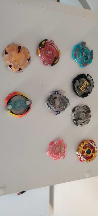 Арена Бейблейд з іграшками