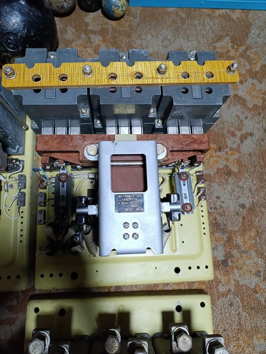 Контактор КМ 2336 600А 380в три штуки.