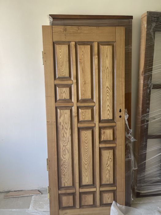 Вхідні Нові деревяні двері в квартиру