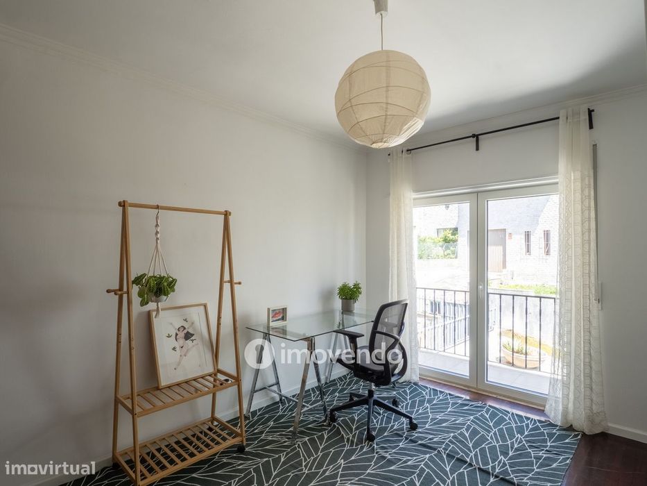 Moradia T6 com jardim, terraço e garagem, em Rio de Mouro