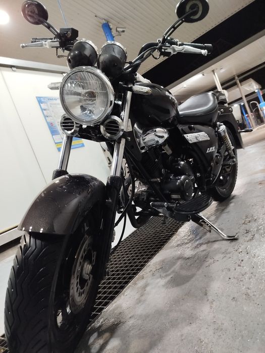 Keeway Superlight 125 –  Muito Conforto + 2 Capacetes