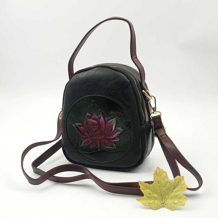 Torebka listonoszka na ramie kwiat lotosu czarna