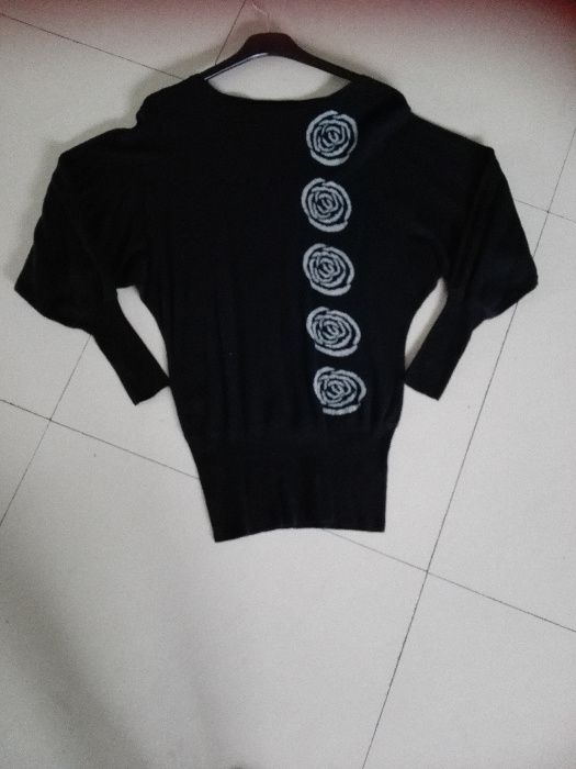 sweter w bezowe roze