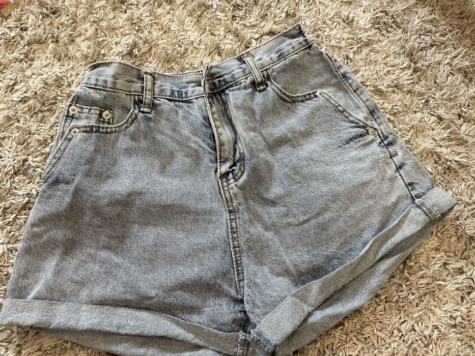 Продам джинсовые шорты