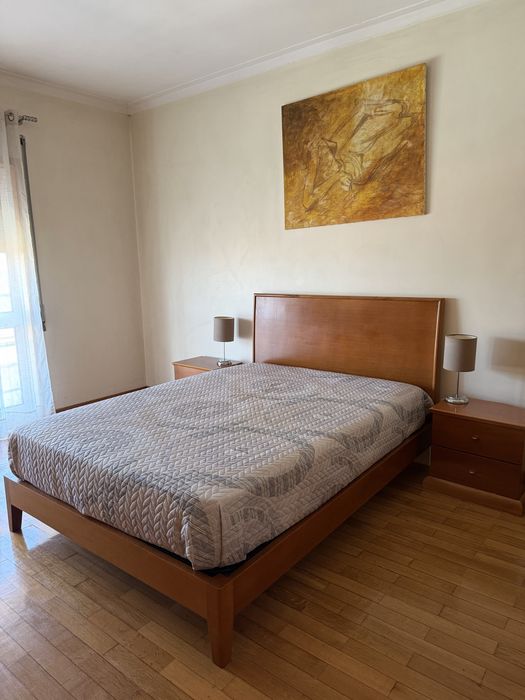 Cama de casal + Mesinhas de cabeceira