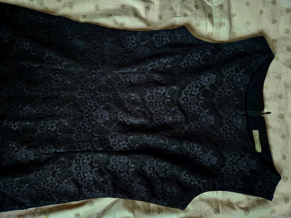 Sukienka wieczorowa, mała czarna, elegancka z charakterem