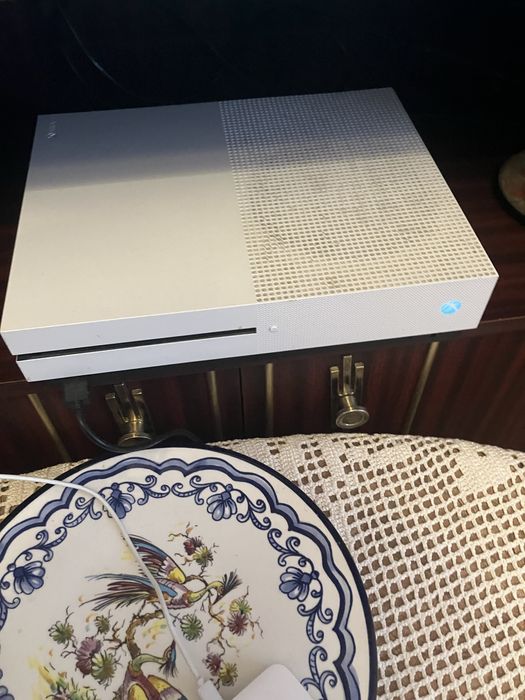 Xbox one S 1 TB (sem jogos)comando incluido