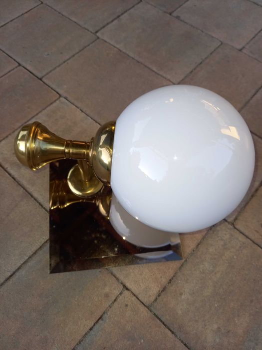 Kinkiet lampa nad lustro