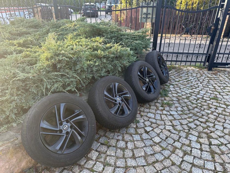 Zimowe opony z czarnymi felgami rozm 17