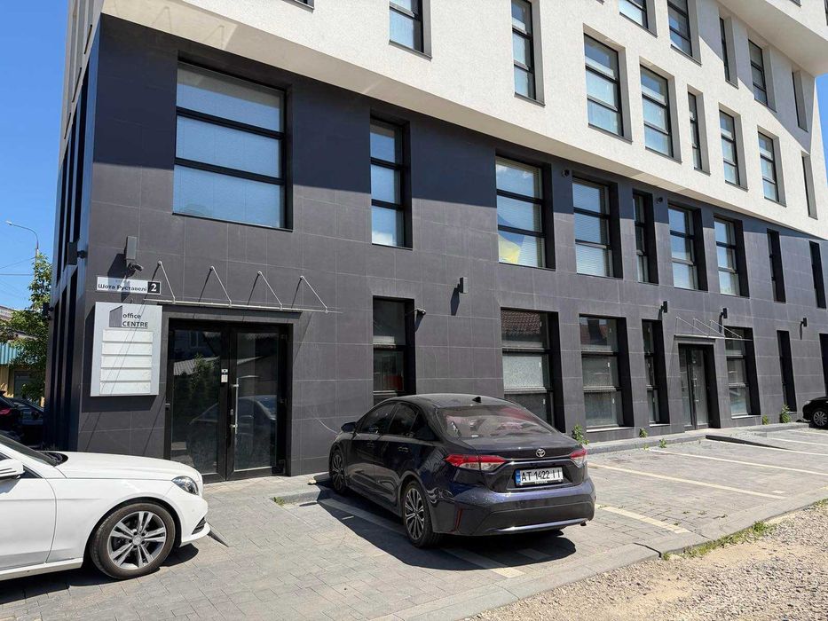 Оренда фасадного приміщення 187 м² .3 входи. Вітрини. Парковка .Базовий  ремонт під орендаря