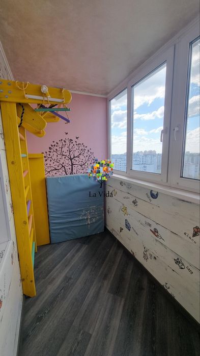 Продаж 2-к квартири з ремонтом та меблями, вул. Милославська, 45