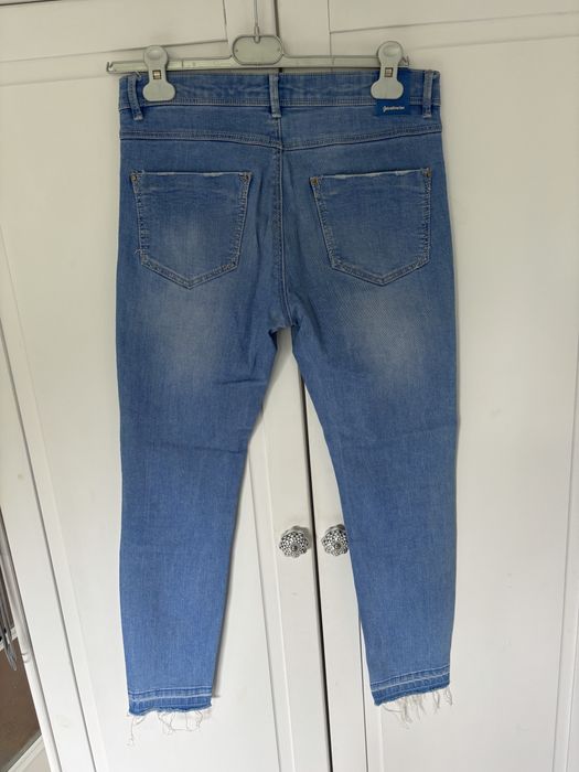 Stradivarius jeansy wysoki stan postrzepione vintage z dziurami rurki