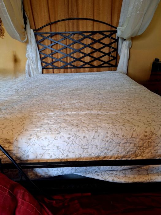 Cama de ferro forjado com dossel em preto e bronze + estrado