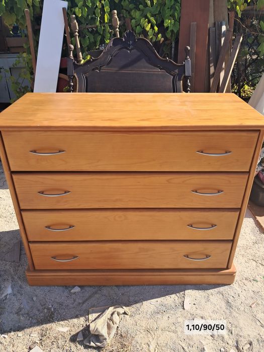 Cómoda quatro gavetas em cerejeira com espelho