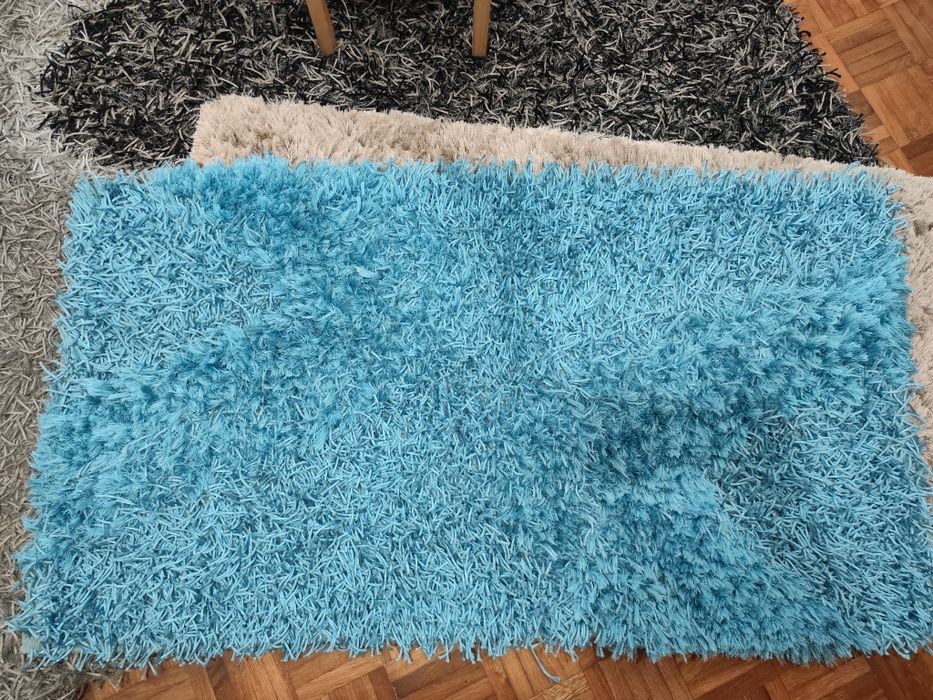 Tapetes azul e bege quarto