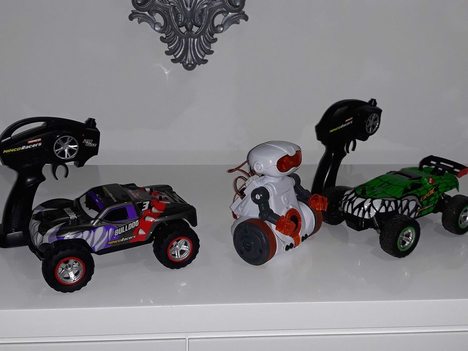 2 carros telecomandados e um robo