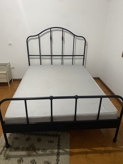 Cama e mesas de cabeceira