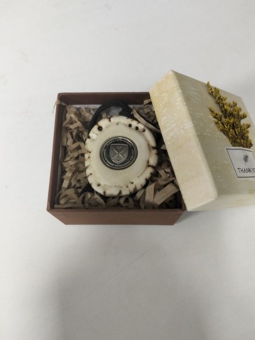 Кулон из рога оленя на кожному шнурке