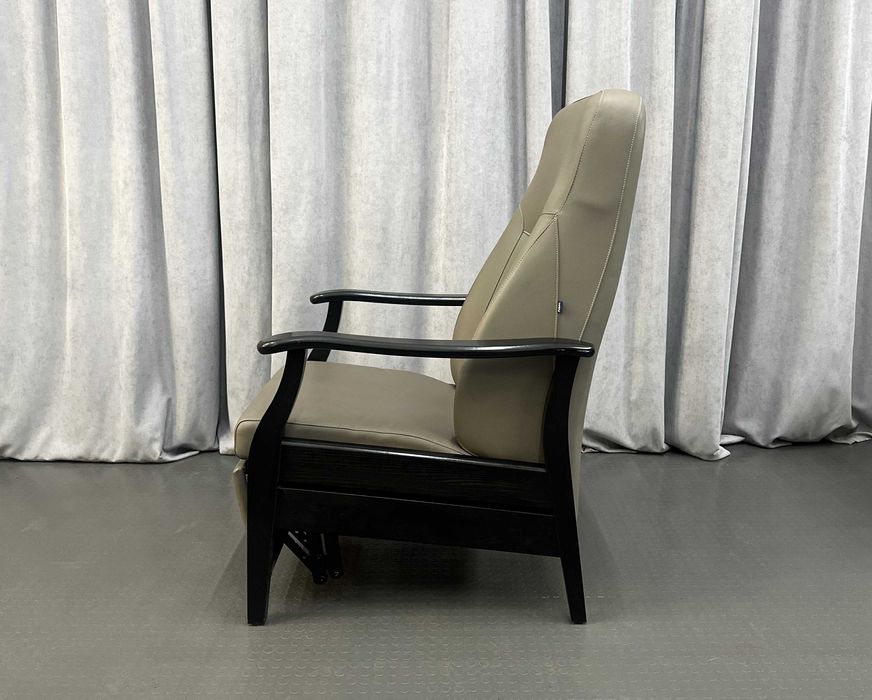 Сіре м'яке шкіряне крісло-реклайнер з підніжкою/шкіряні крісла/меблі