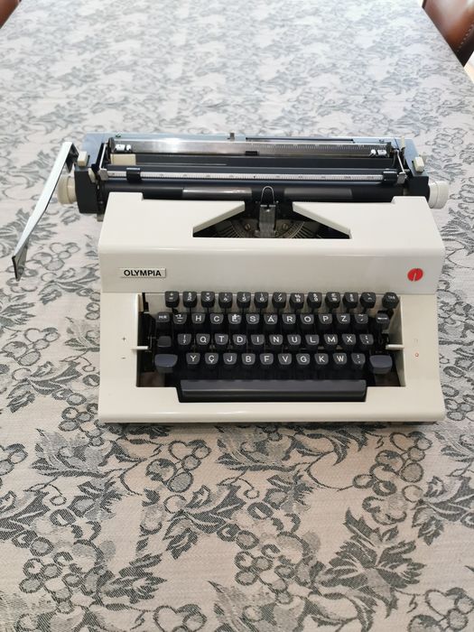 Máquina de escrever OLYMPIA