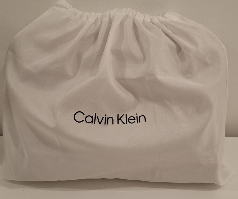 Mala +Carteira  Calvin Klein originais e novaa