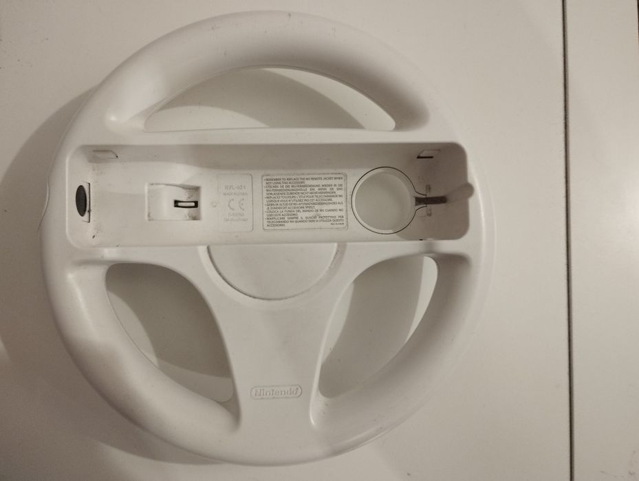 Nintendo Wii com comando acessórios, balança e 3 jogos