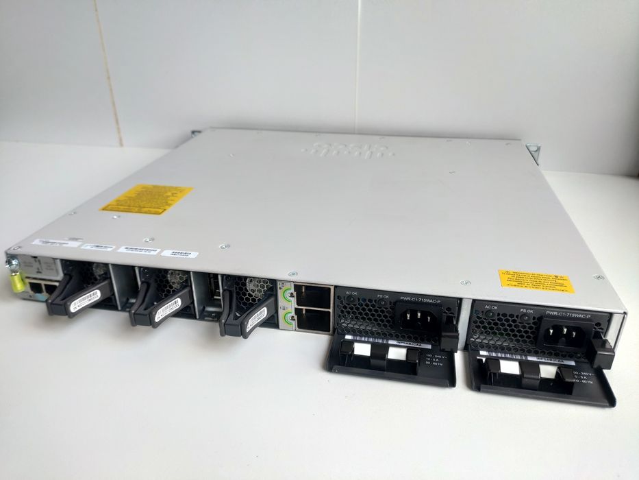 Керований комутатор CISCO C9300-48P-E L3+ (PoE, 48 x 1Gbps)