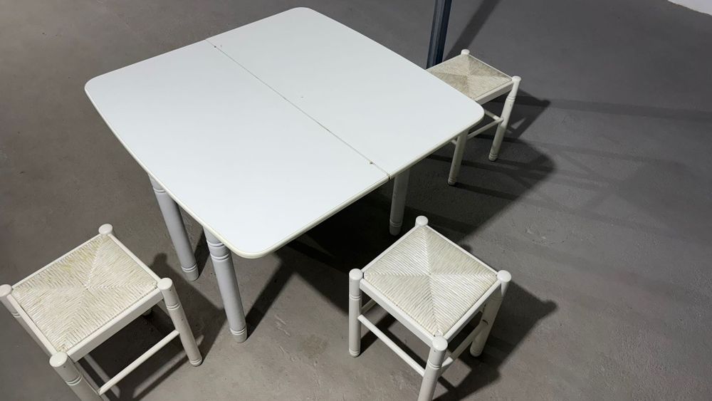 Mesa de cozinha e bancos