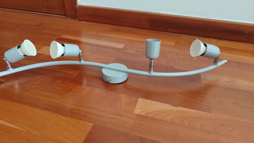Candeeiro de tecto ou parede.