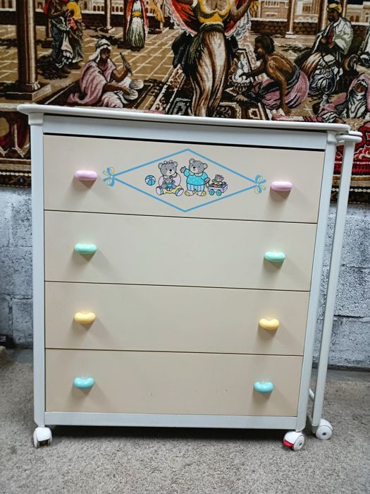 Móvel trocador fraldário com extensão metálica para banheira e gavetas