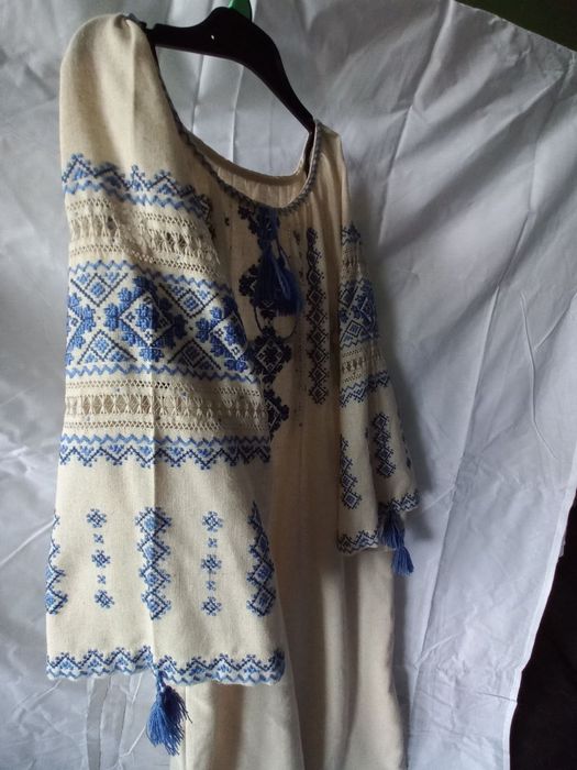 Вишиванка з синьою вишивкою