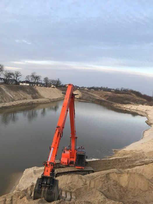 Kopanie stawu, koparka LONG, prace ziemne