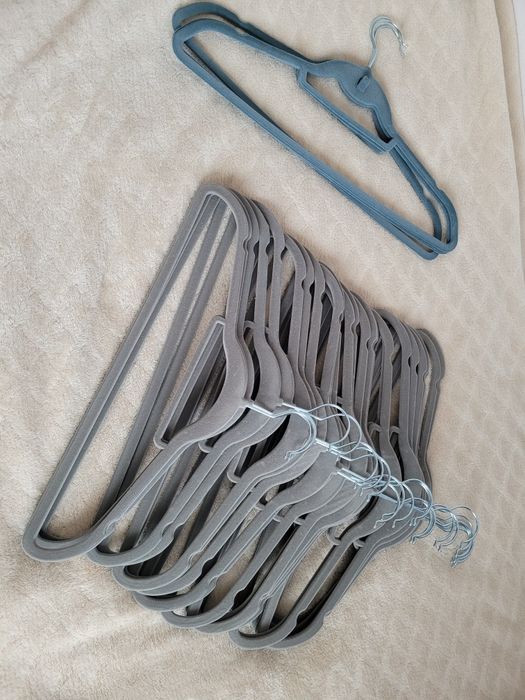 Wieszaki welurowe szare