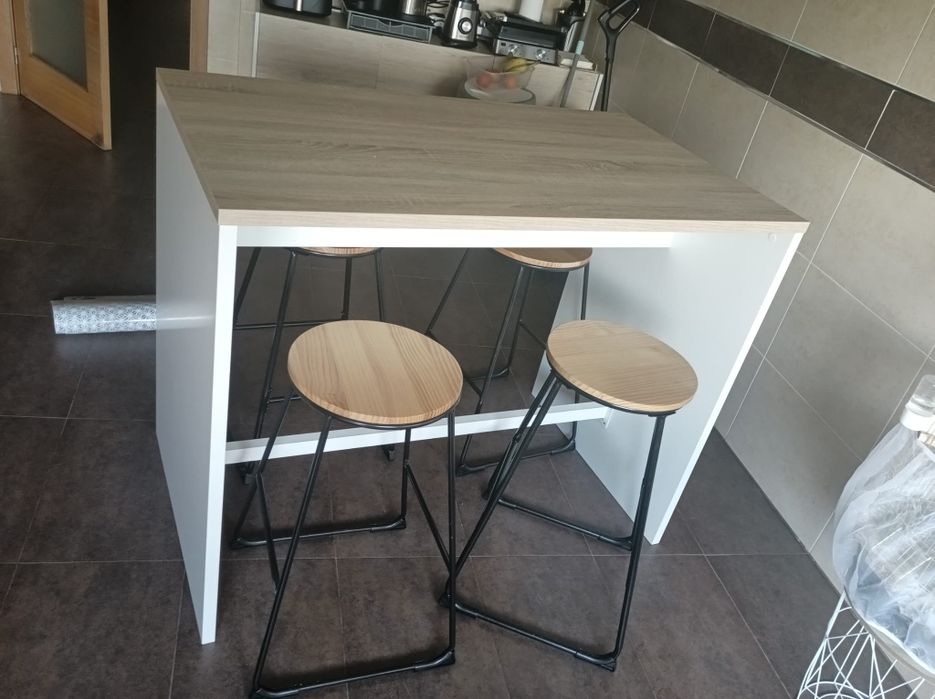 Conjunto de balcão mais 4 bancos