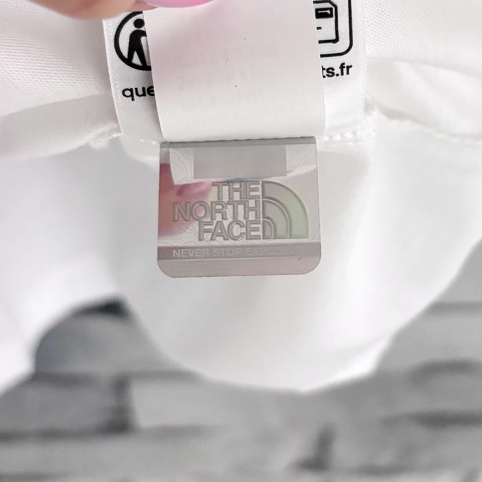 Koszulka t-shirt the north face tnf logo tee biała white pocket never stop exploring gorpcore góry